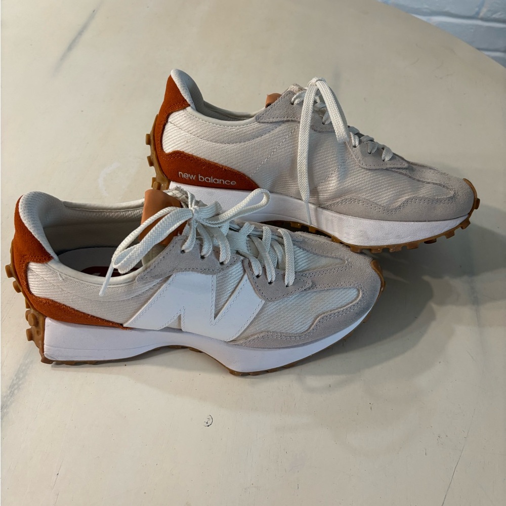 New Balance 327
EUC!
White/orange (rusty orange)